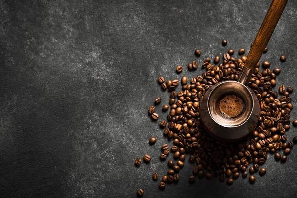 Café Quente Turco Cezve Grãos Café Torrados Fundo Preto Composição — Fotografia de Stock