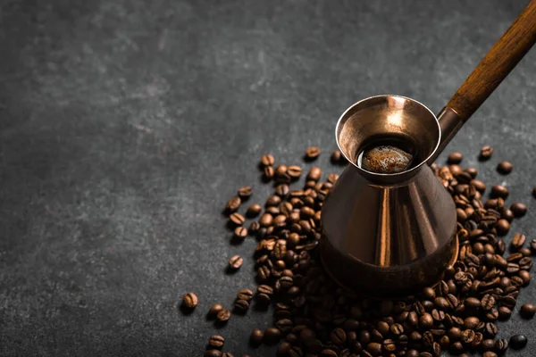 Café Quente Turco Cezve Grãos Café Torrados Fundo Preto Composição — Fotografia de Stock