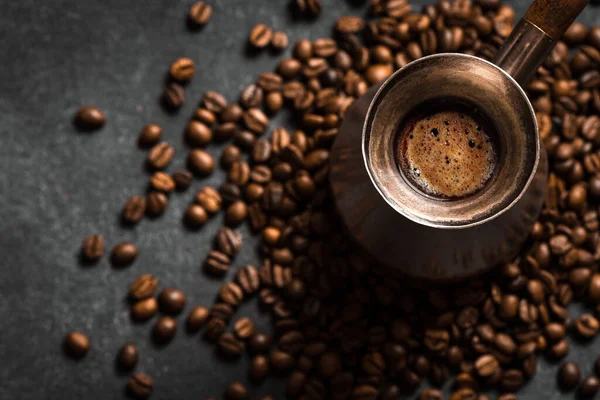 Heißen Kaffee Türkischer Cezve Und Gerösteten Kaffeebohnen Auf Schwarzem Hintergrund — Stockfoto