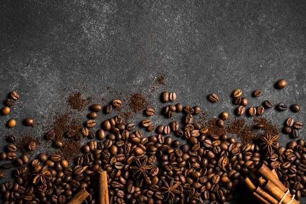 Kaffeebohnen Und Gemahlener Kaffee Mit Gewürzen Auf Schwarzem Hintergrund Draufsicht — Stockfoto