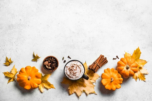 Höstens Sammansättning Med Pumpor Lönnlöv Och Pumpa Latte Kaffe Vit — Stockfoto