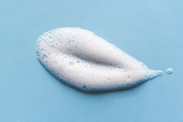 Mousse Detergente Viso Campione Bolle Schiuma Detergente Bianco Sfondo Blu — Foto Stock