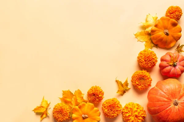 Composición Otoñal Con Calabazas Flores Hojas Arce Amarillo Sobre Amarillo —  Fotos de Stock