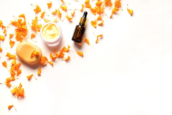 Kruidencosmetica Met Calendula Bloemblaadjes Natuurlijke Organische Hydraterende Crème Huidverzorgingsserum Zeep — Stockfoto