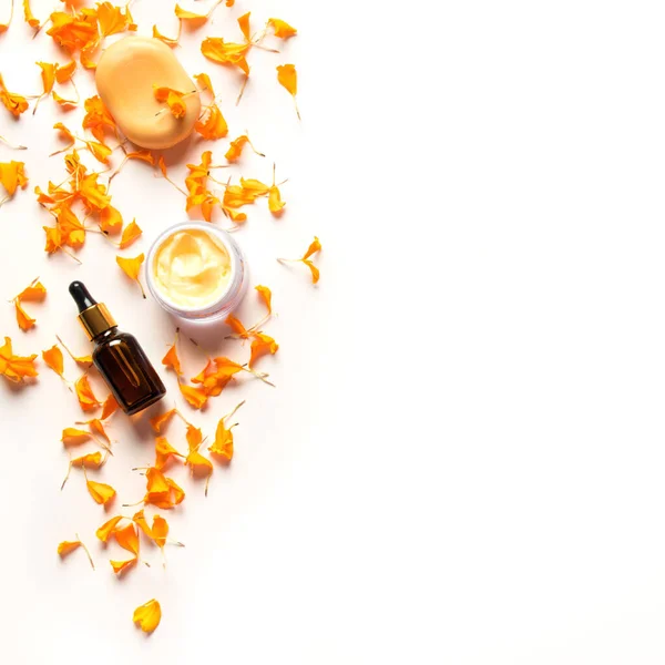 Kruidencosmetica Met Calendula Bloemblaadjes Natuurlijke Organische Hydraterende Crème Huidverzorgingsserum Zeep — Stockfoto