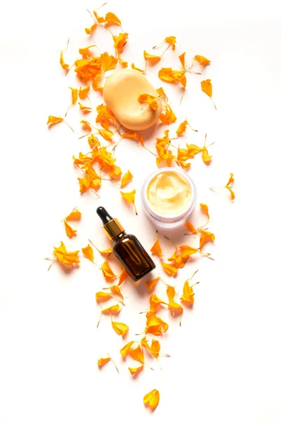 Cosmetici Alle Erbe Con Petali Fiori Calendula Crema Idratante Organica — Foto Stock