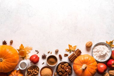 Sonbahar, balkabakları, elmalar, fındıklar ve mevsimlik baharatlarla yemek pişirme arka planı. Şükran Günü ve sonbahar tatilleri için balkabağı, elmalı turta ve kurabiye pişiriyorum..