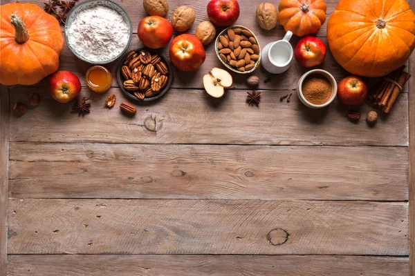 秋はカボチャ リンゴ ナッツ 食品成分と季節のスパイスで背景を焼く秋 感謝祭や秋の休日のためのカボチャやアップルパイやクッキーの調理 — ストック写真