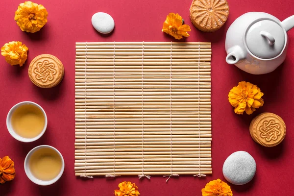 Концепція Фестивалю Середини Осені Китайський Торт Чай Квіти Червоному Тлі — стокове фото