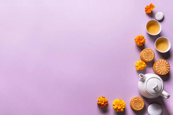 中秋节的概念 中国月饼 茶花紫色背景 顶视图 复制空间 — 图库照片