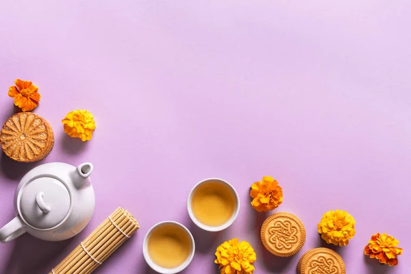 中秋节的概念 中国月饼 茶花紫色背景 顶视图 复制空间 — 图库照片