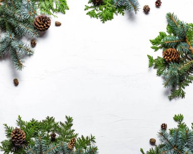 Noel arkaplanı, beyaz üzerine çam dalları ve koniler, üst görünüm, kopyalama alanı. Mutlu Noeller ve mutlu yeni yıl kutlaması konsepti.