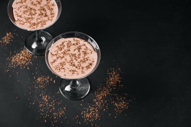 Çikolatalı Truffle Martini Kokteyli, siyah arka plan, üst görüş, fotokopi alanı. Mudslide Truffletini kokteyl tarifi.