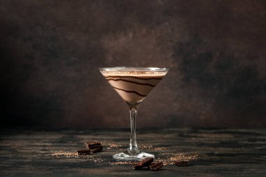 Çikolatalı Truffle Martini Kokteyli koyu ahşap arka planda, kopyalama alanı. Mudslide Truffletini kokteyl tarifi.
