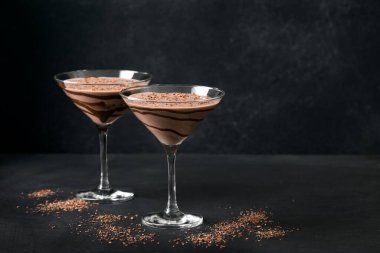 Çikolatalı Truffle Martini Siyah arka planda Kokteyl, kopyalama alanı. Mudslide Truffletini kokteyl tarifi.
