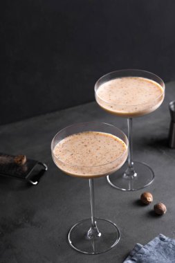 Brandy Alexander hindistan cevizli kokteyl. İçkili bayram kokteyl tarifi - brendi Alexander.