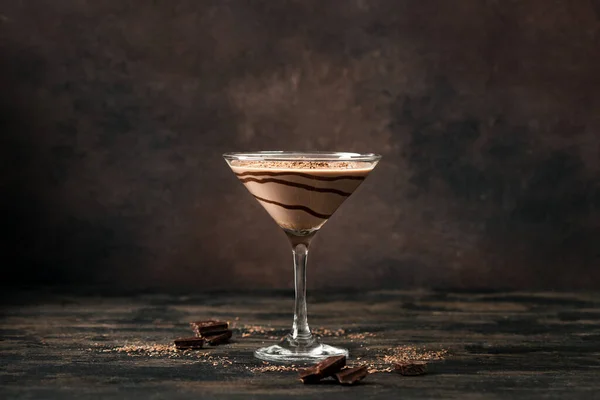 Çikolatalı Truffle Martini Kokteyli Koyu Ahşap Arka Planda Kopyalama Alanı — Stok fotoğraf
