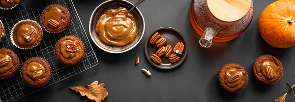 Herfst Ontbijt Zelfgemaakte Pompoen Muffins Met Gezouten Karamel Pecannoten Bovenaanzicht Stockfoto