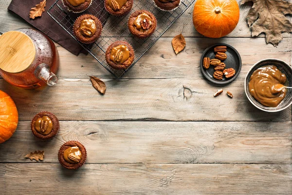 Herfst Ontbijt Zelfgemaakte Pompoen Muffins Met Pecan Noten Thee Houten Rechtenvrije Stockfoto's