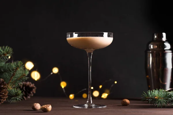 Jul Brandy Alexander Cocktail Träbord Med Juldekor Festlig Cocktaildryck Stockbild