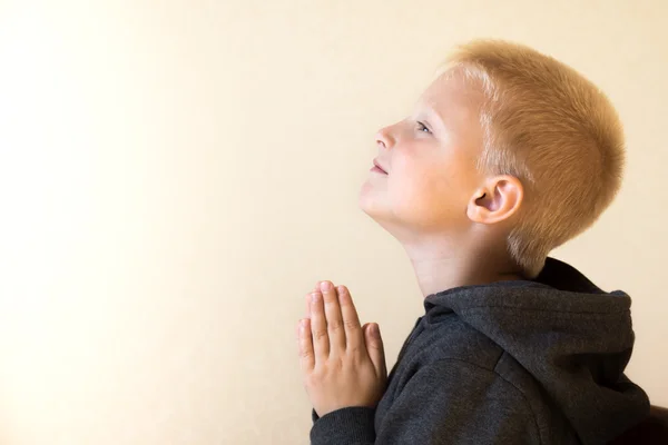 Imádkozó gyermeket — Stock Fotó