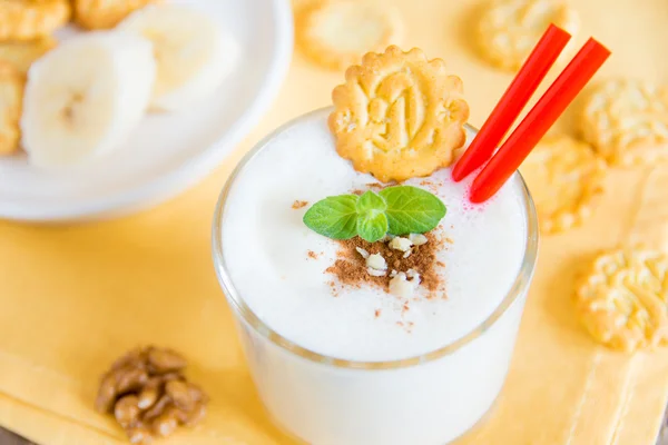 Milkshake (banana smothie) con menta, noci e biscotti — Foto Stock