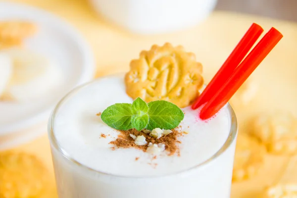 Milkshake (banana smothie) con menta, noci e biscotti — Foto Stock