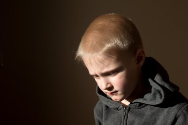 Üzgün üzgün endişeli mutsuz küçük çocuk (çocuk) 