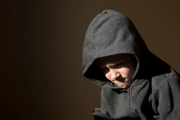 Ledsen upprörd trött orolig litet barn (pojke) — Stockfoto