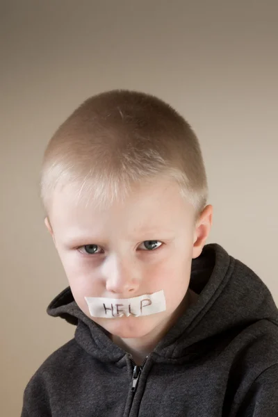 Ağlayan çocuk, yardım istismar — Stok fotoğraf