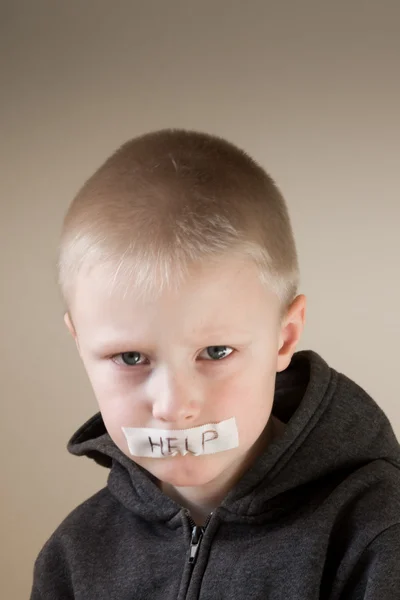 Abusado llorando niño, ayuda — Foto de Stock