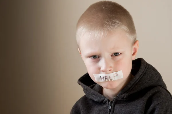 Plačící dítě zneužívané, pomoc — Stock fotografie