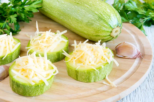 Zucchini mit geriebenem Käse — Stockfoto