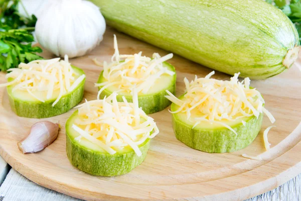 Zucchine con formaggio grattugiato — Foto Stock