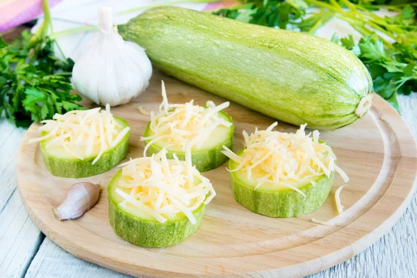 Zucchine con formaggio grattugiato — Foto Stock