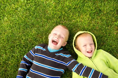 mutlu çocuklar yeşil çim üzerinde yalan