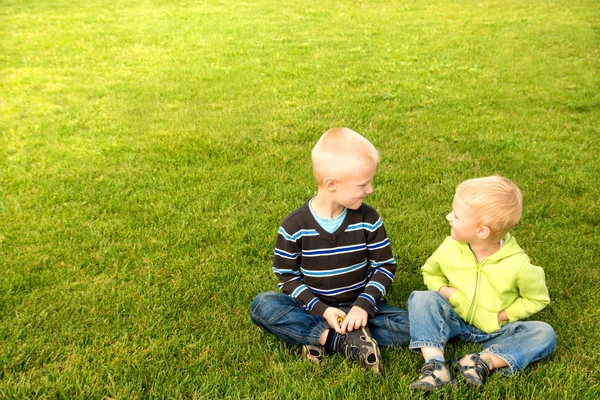 Glückliche Kinder auf grünem Gras — Stockfoto