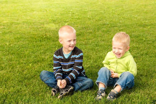 Crianças felizes na grama verde — Fotografia de Stock