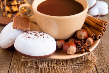 Sıcak chokolate, tarçın, fındık ve anason