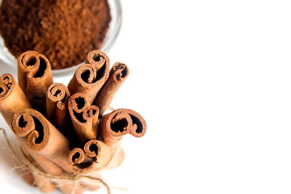 Paus de canela e pó — Fotografia de Stock