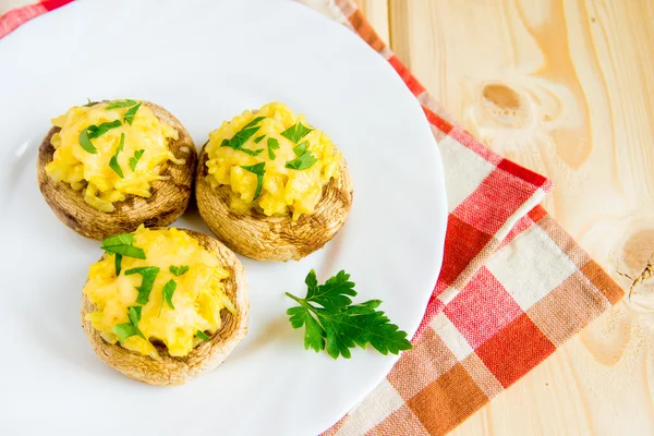 Champiñones rellenos de verduras y queso —  Fotos de Stock