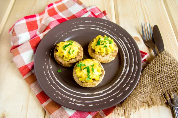 Champiñones rellenos de verduras y queso — Foto de Stock