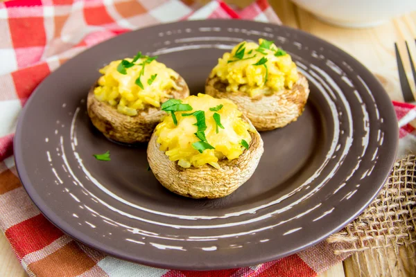 Champiñones rellenos de verduras y queso — Foto de Stock