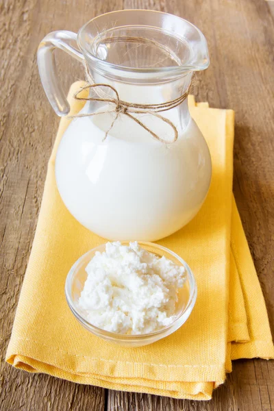 Milk and cottage cheese — Stock Photo, Image