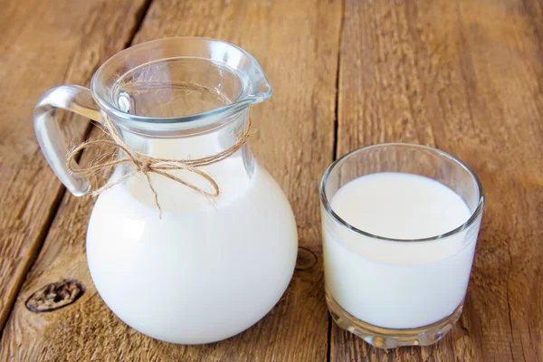 Melk in glas en kan — Stockfoto