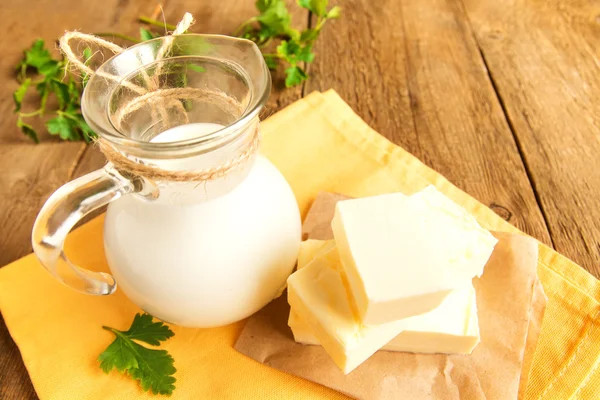 Butter und Milch — Stockfoto