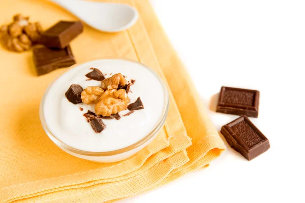 Yoghurt met chocolade en noten — Stockfoto