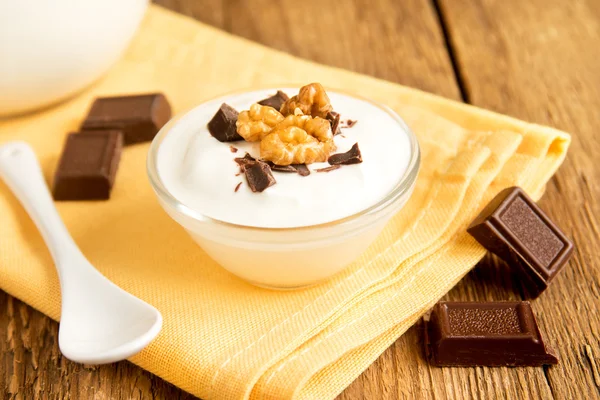 Yogurt con cioccolato e noci — Foto Stock