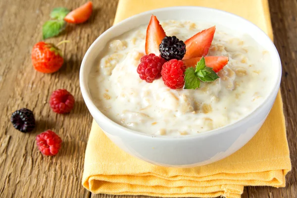 Oatmeal porridge — Stock Photo, Image