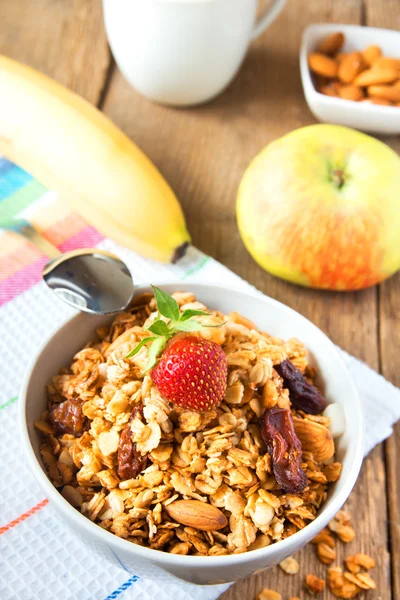 Healthy dreakfast with wholegrain muesli — Stock Photo, Image